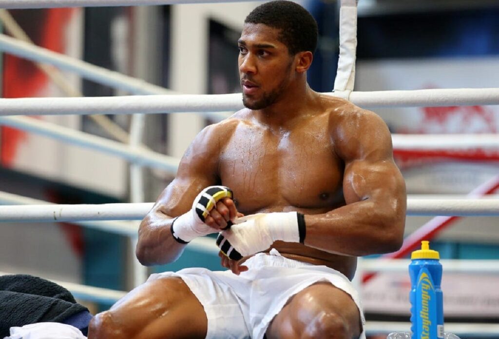 Anthony Joshua: boxer announces fight with UFC champion