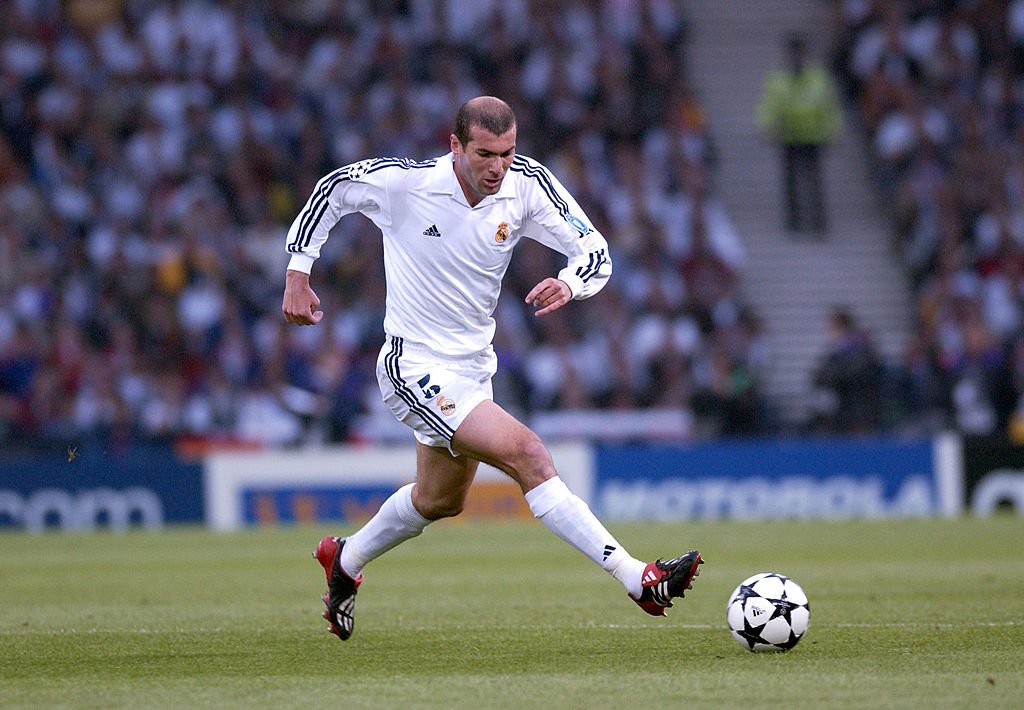  Zinedine Zidane is playing soccer in the Euro 2000 final with the ball at his feet.