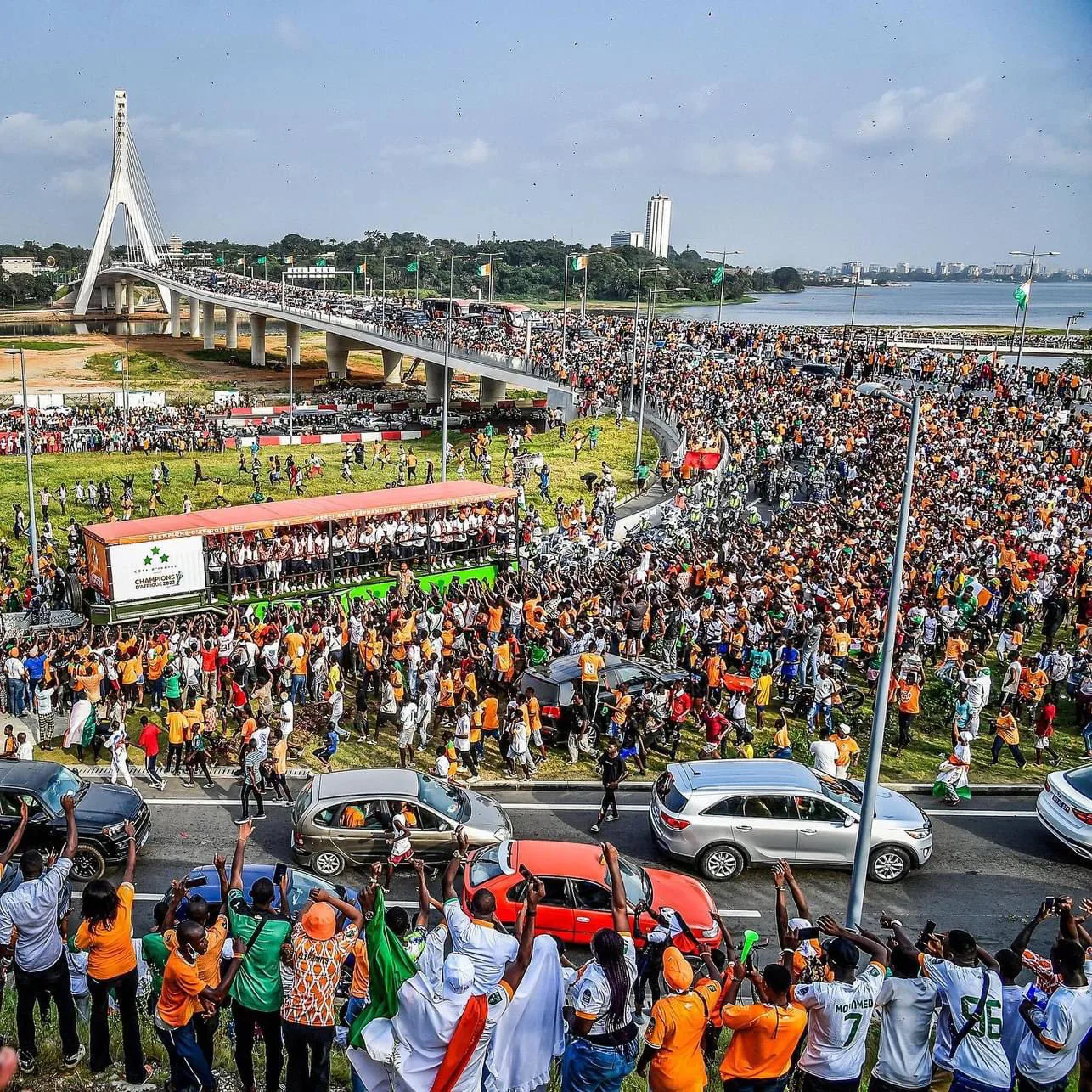 Côte d'Ivoire : Les images folles de la parade des champions de la CAN 2023 (VIDEO)