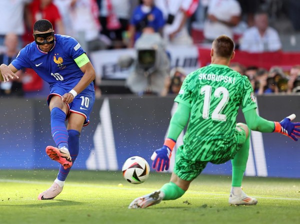 Le geste classe de Mbappé avec le gardien polonais après France – Pologne