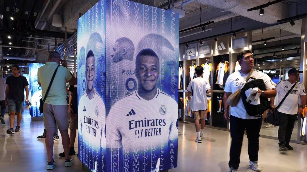  La folle présentation de Mbappé attire une foule immense, un spectacle de superstar