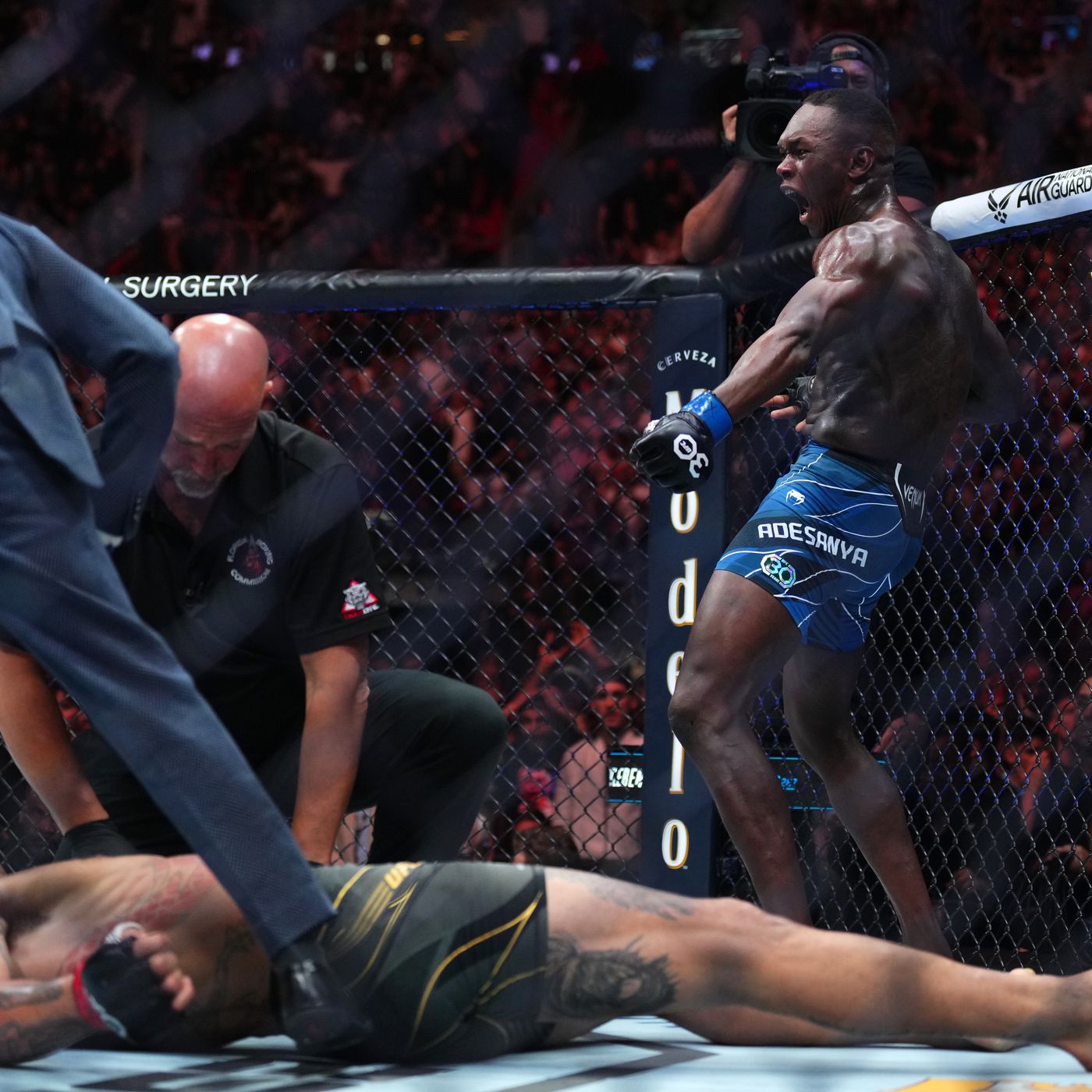  Étranglé et battu à l'UFC 305, Israël Adesanya tient finalement sa promesse