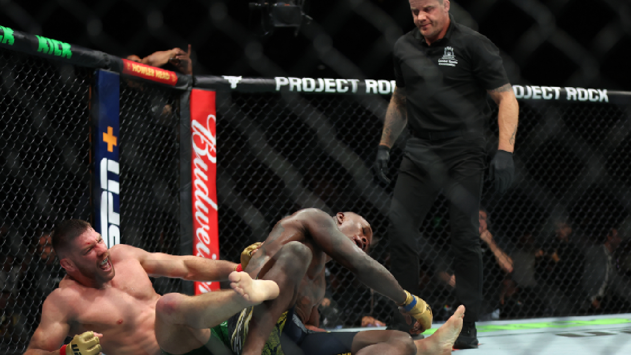  11 mois après, Israël Adesanya encaisse une terrible désillusion contre Dricus Du Plessis à l'UFC 305 