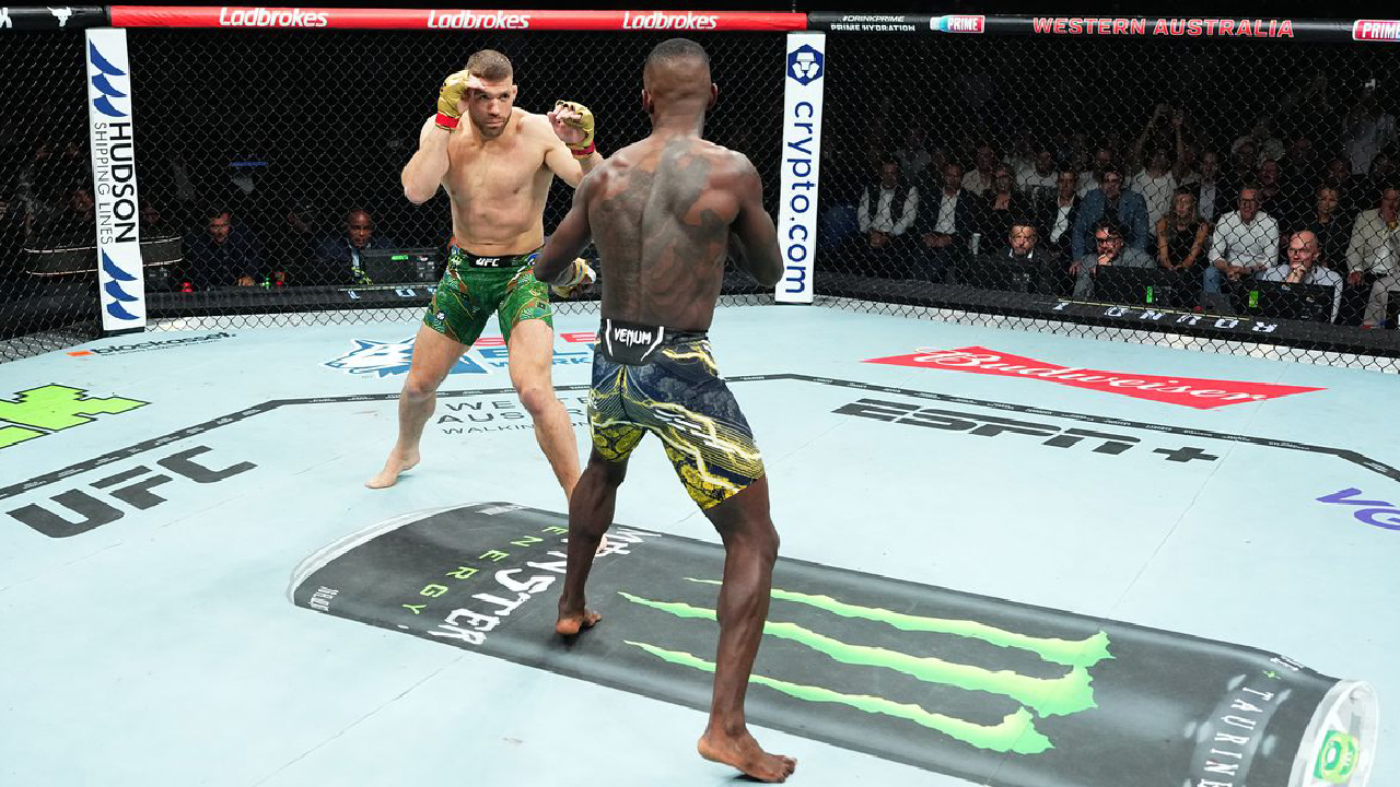  11 mois après, Israël Adesanya encaisse une terrible désillusion contre Dricus Du Plessis à l'UFC 305 