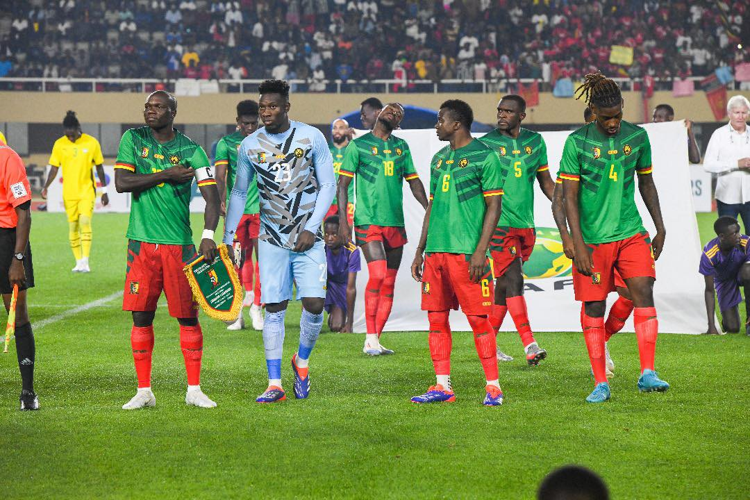  Roger Milla n'épargne les joueurs et Brys après le match face au Zimbabwe