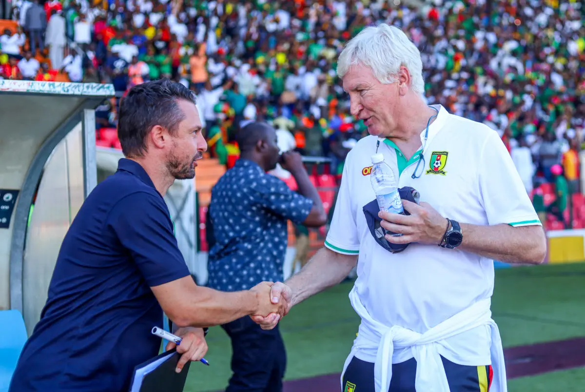  Roger Milla n'épargne les joueurs et Brys après le match face au Zimbabwe