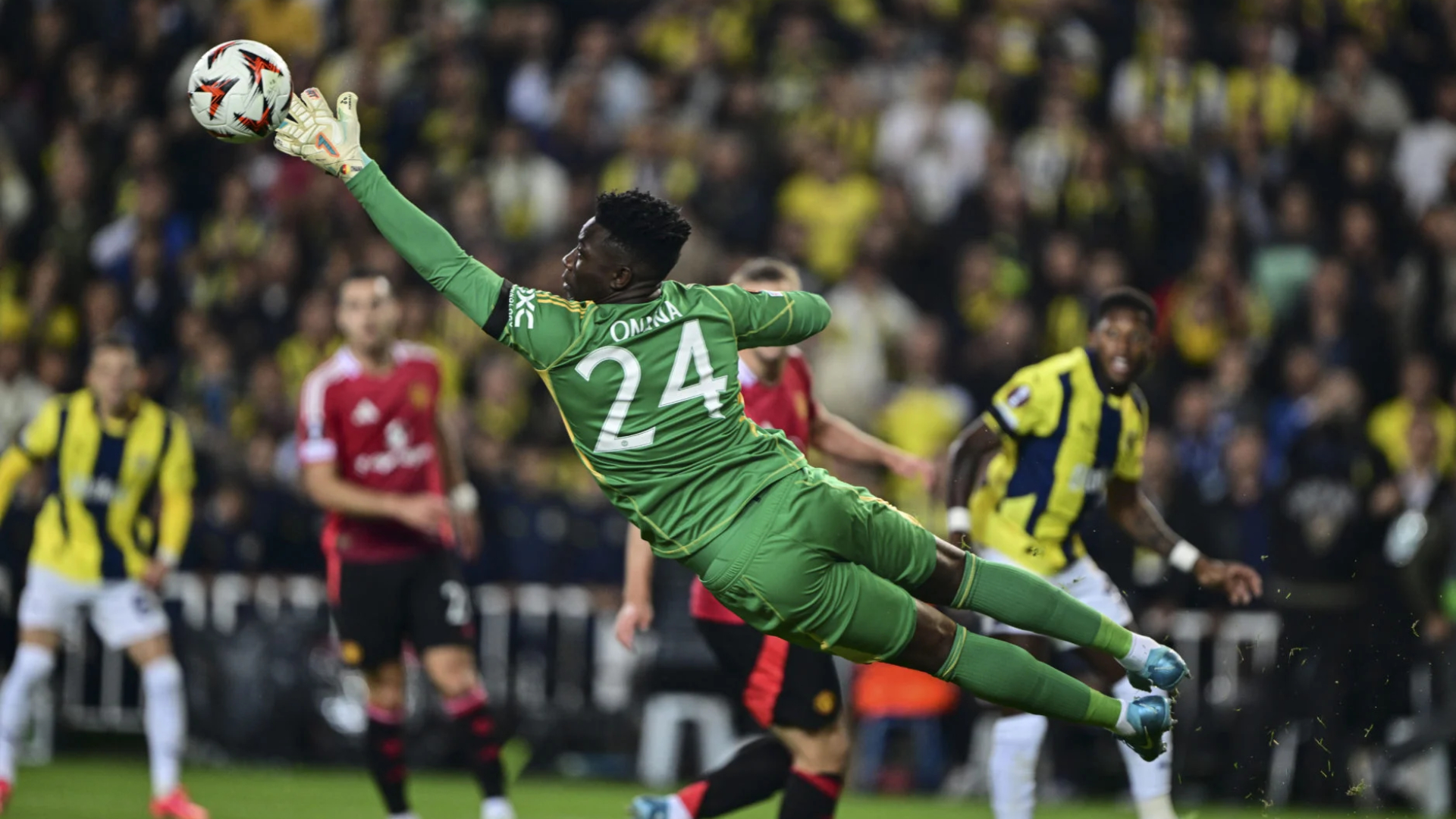 VIDÉO : La double parade exceptionnelle d’André Onana face à Fenerbahçe qui enflamme la toile !