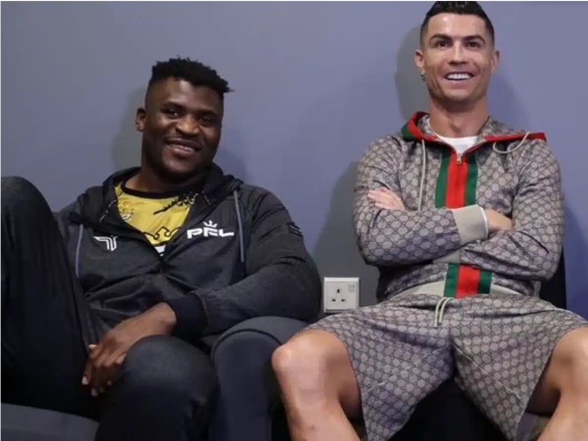 Les larmes de Francis Ngannou réconforté par Cristiano Ronaldo