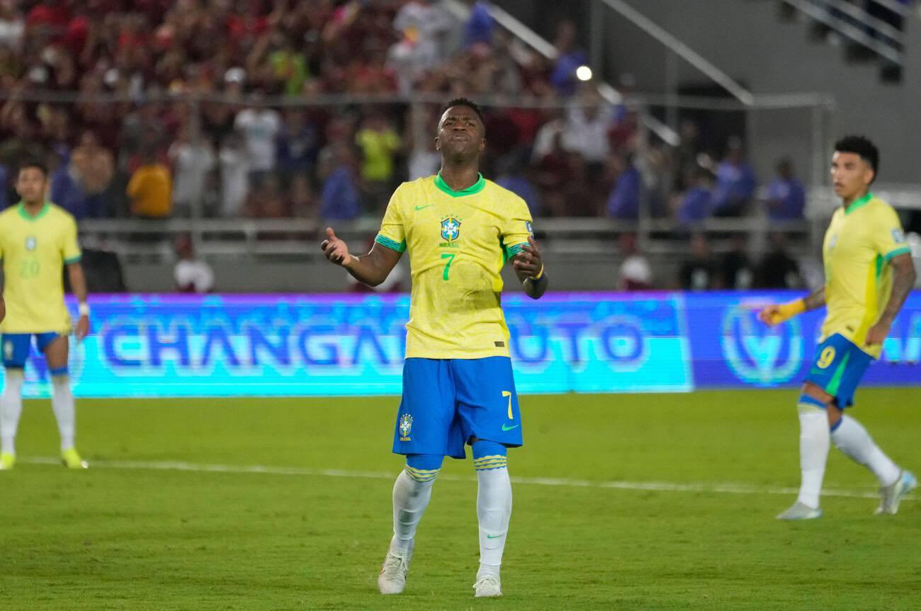 Vinicius Jr se loupe de façon inexplicable sur penalty, l’action choque tout le Brésil (VIDEO)