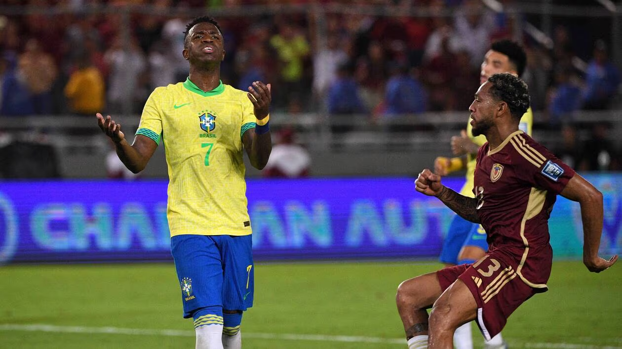  Vinicius Junior dérape envers l'arbitre lors de Venezuela-Brésil