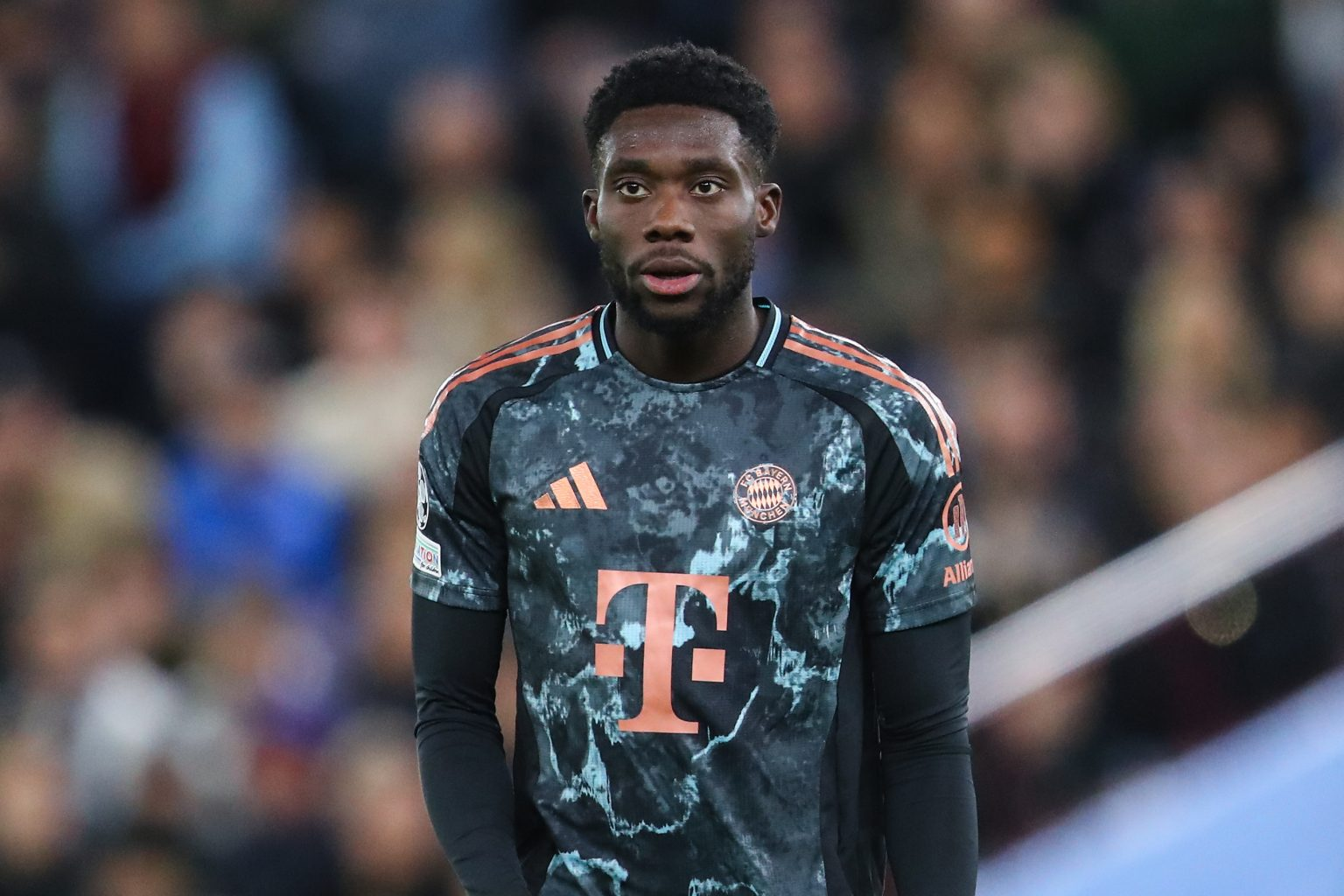 Alphonso Davies quitte le Bayern : un club anglais prêt à passer à l’action, selon Romano