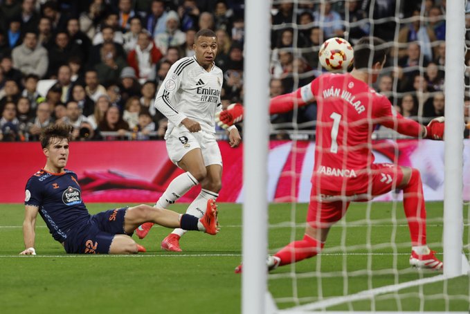 VIDEO : Passement de jambe, frappe pied gauche – GOLAZO de Mbappé sur une action polémique