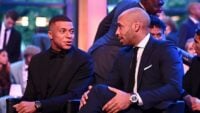 Kylian Mbappe et Thierry Henry lors d une discussion en 2023 2013554