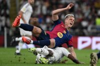 dani olmo y aurelien tchouameni durante la final de la supercopa de espana 2024 entre el real madrid y el barcelona efe str