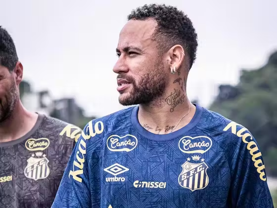  Neymar fait une arrivée spectaculaire à l’entraînement en hélicoptère !